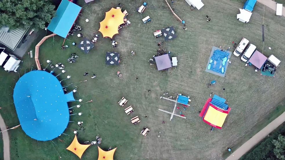 Von der Grünfläche zur Partylandschaft: Mit der Mobilen Dorfdisko zieht am Sonnabend der „Sound Circus“ und am Sonntag der „Family Circus“ auf das „Große Sett“ am Auricher Hafen und sorgt für Stimmung. Foto: privat