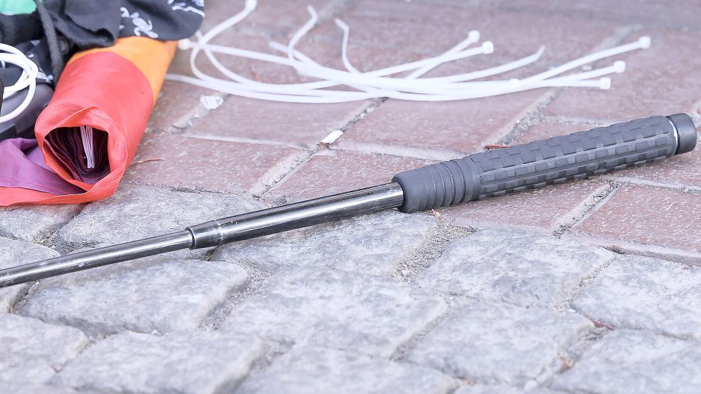 Die Zeugen im Prozess um eine Massenschlägerei in Moordorf berichteten von mehreren Gegenständen, die zum Schlagen eingesetzt wurden. Die Spurensicherung hat einen Baseballschläger, ein Metallrohr, Tierabwehrspray und Patronenhülsen gefunden. Symbolfoto: DPA