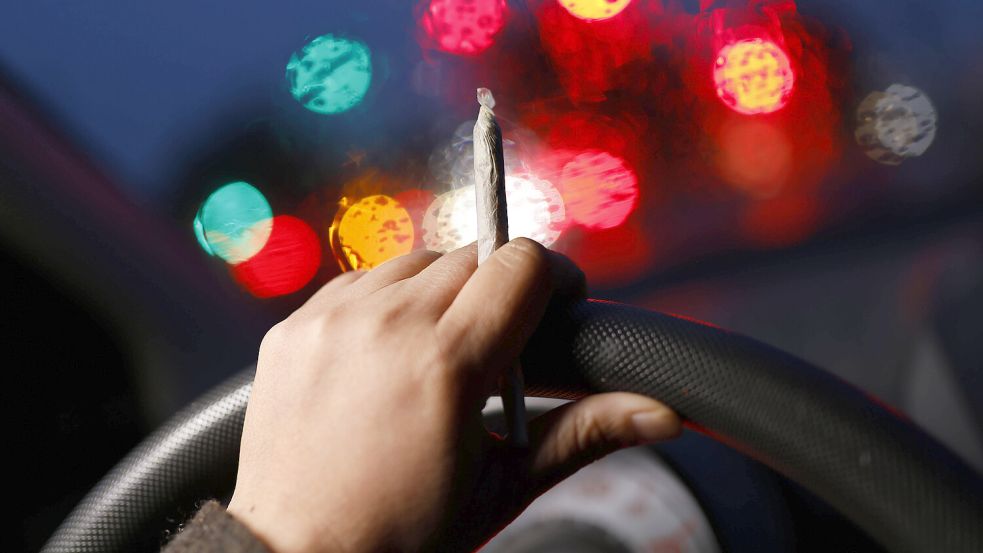 Wer Auto fährt, sollte nicht kiffen. Warum trotzdem wohl kein 0-THC-Grenzwert kommt. Foto: Imago Images / Christoph Hardt