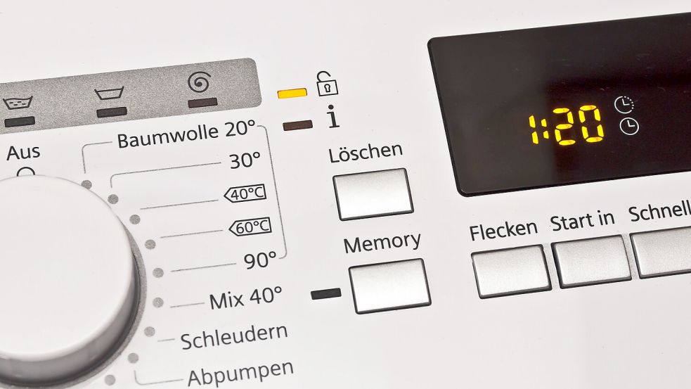Wenn die Wäsche doch mal wieder länger braucht als angezeigt, ist das ärgerlich, vor allem wenn man es eilig hat. Foto: IMAGO / Zoonar