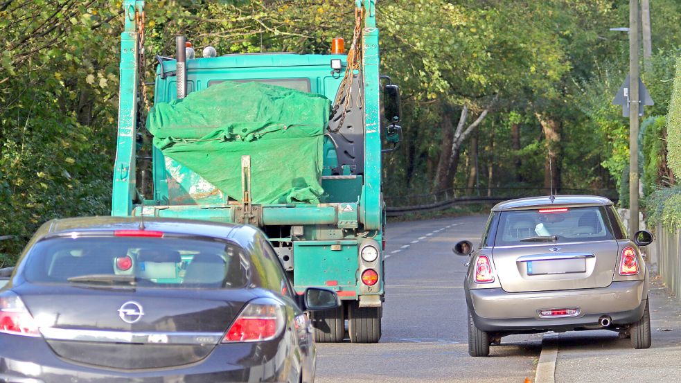 Wenn der Parkraum knapp ist, weichen Autofahrer nicht selten auf den Gehweg aus. Viele Kommunen setzen die Halteverbote nicht durch. Foto: Imago images/Gottfried Czepluch
