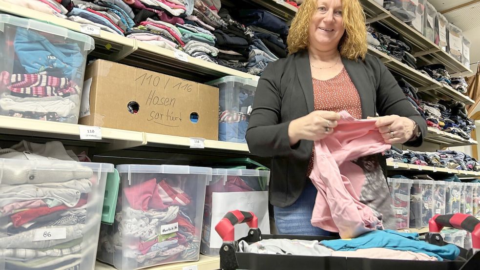 Edelgard Wienekamp sortiert in den neuen Räumen die Kleidung. Fotos: Christin Wetzel