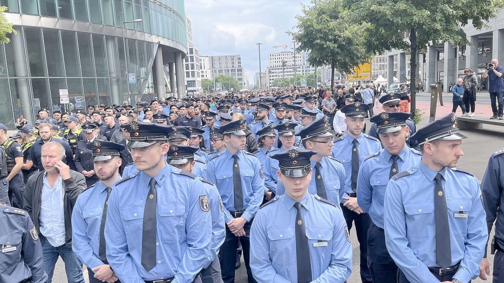 Tausende Polizisten nahmen am Trauermarsch für Rouven L. in Berlin teil. Viele wollten ihre Anteilnahme ausdrücken, viele sind auch wütend. Foto: Rena Lehmann