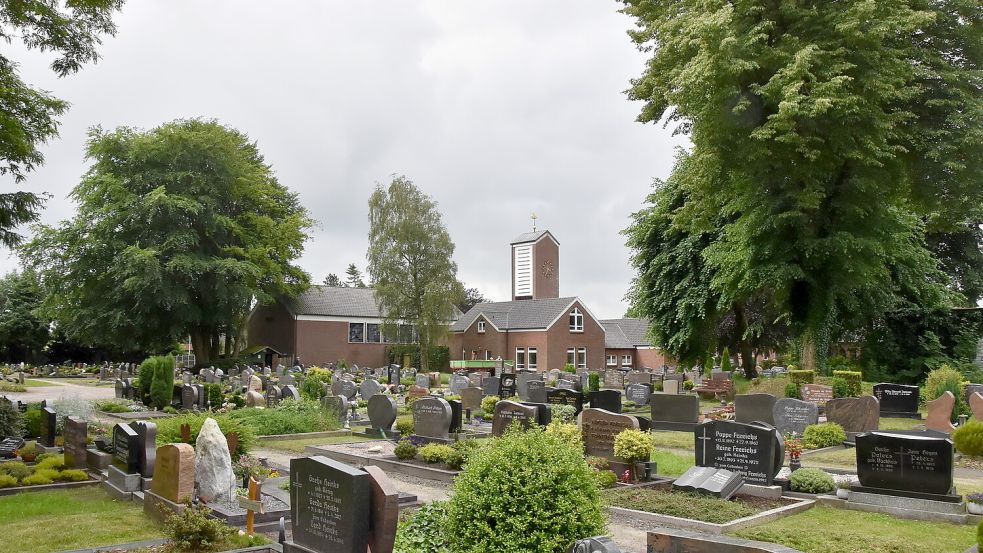 Auf dem Rechtsupweger Friedhof sollen kleine Inseln der Artenvielfalt entstehen. Foto: Thomas Dirks