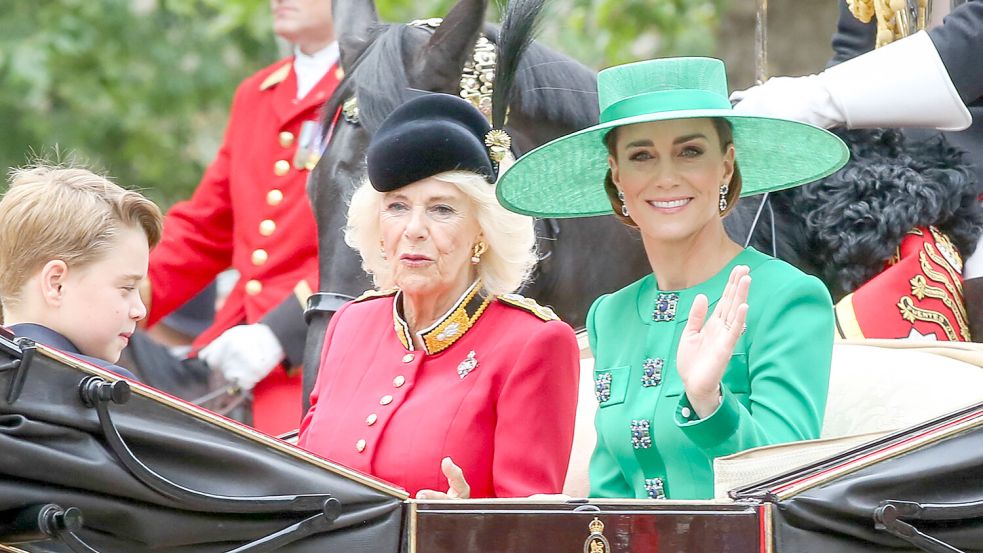 Im vergangenen Jahr war noch alles in Ordnung bei „Trooping the color“: Prinz George, Königin Camilla und Prinzessin Kate in einer Kutsche unterwegs. Foto: IMAGO/ZUMA Wire