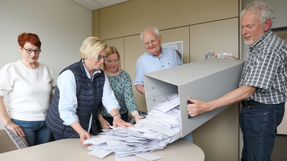 Um kurz nach 18 Uhr begann auch im Auricher Kreishaus die Stimmenauszählung. Foto: Romuald Banik
