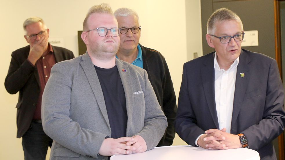 Lange Gesichter gab es am Sonntagabend im Auricher Kreishaus unter anderem bei Hannes Langer (SPD, links), aber auch Erstaunen bei Landrat Olaf Meinen.Foto: Romuald Banik