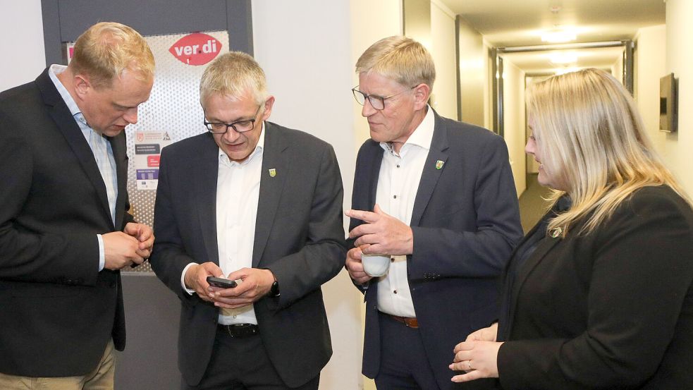 Im Auricher Kreishaus schauten sich Landtagsabgeordneter Wiard Siebels, Landrat Olaf Meinen, der Auricher Bürgermeister Horst Feddermann und Erste Stadträtin Laura Vorwerk Ergebnisse an. Foto: Romuald Banik