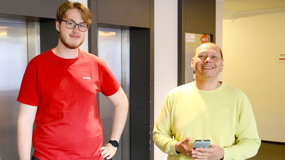 In ihren Parteifarben zeigten sich Kai Beitelmann (Linke) und Kosta Holzer (FDP). Foto: Romuald Banik
