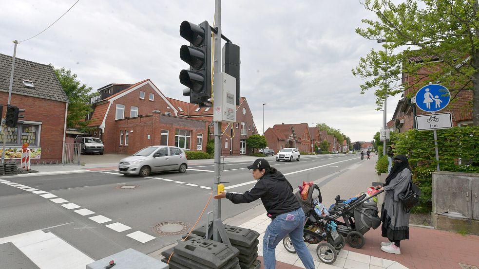 Drücken nützt nichts: Die provisorische Fußgängerampel am vorderen Ende der Straße war vorübergehend außer Betrieb.