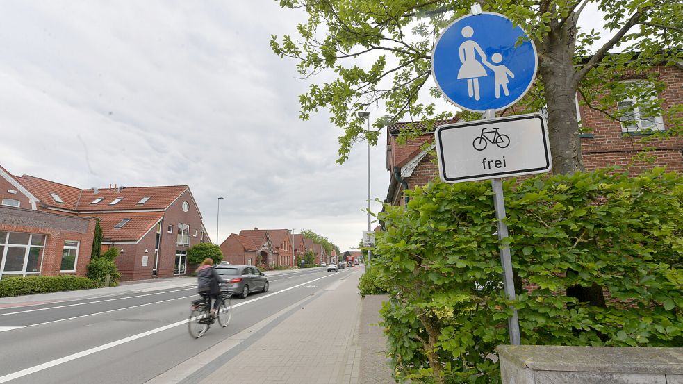 Das Schild „Radfahrer frei“ ist in diesem Fall sinnlos. Ein gut ausgebauter Radfahrstreifen verläuft direkt neben dem Gehweg.