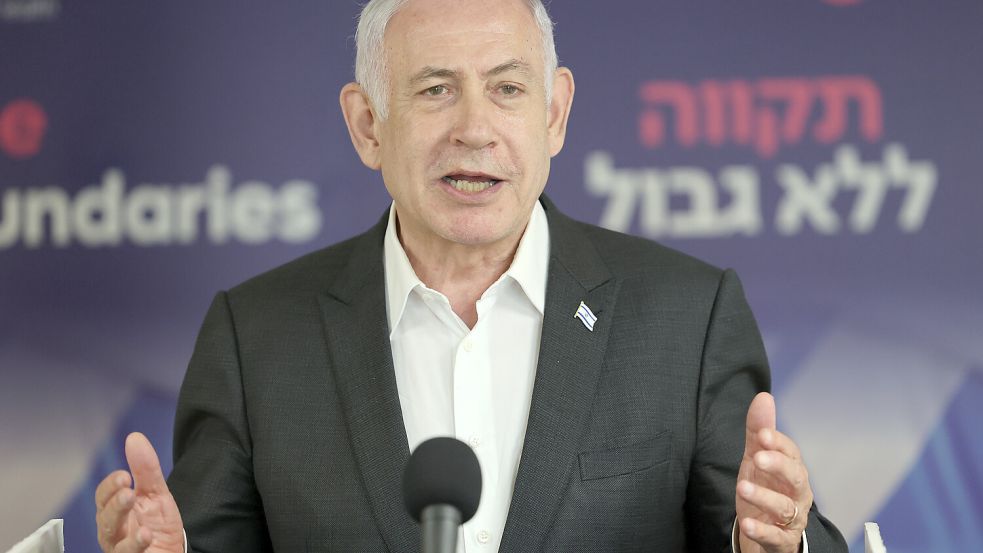 Der israelische Ministerpräsident Benjamin Netanjahu spricht während einer Pressekonferenz im Sheba Tel-HaShomer Medical Centre. Israelische Spezialkräfte haben am Samstag nach Armeeangaben vier Geiseln im Zentrum des Gazastreifen gerettet. Foto: picture alliance/AFP pool