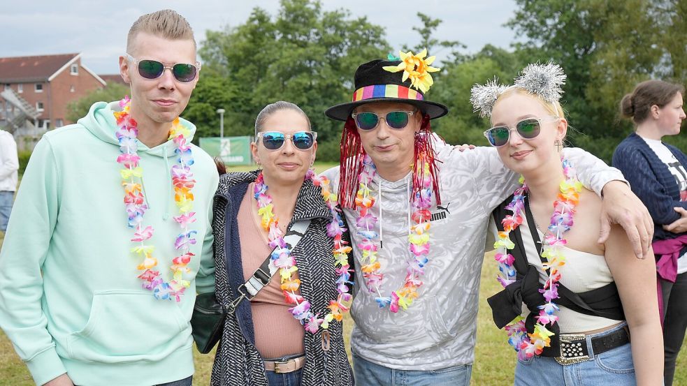 Dennis (von links), Sandra, Jörg und Chantal aus Aurich ließen sich von der Wetter-App zum Sound Circus leiten. Foto: Helmut Vortanz