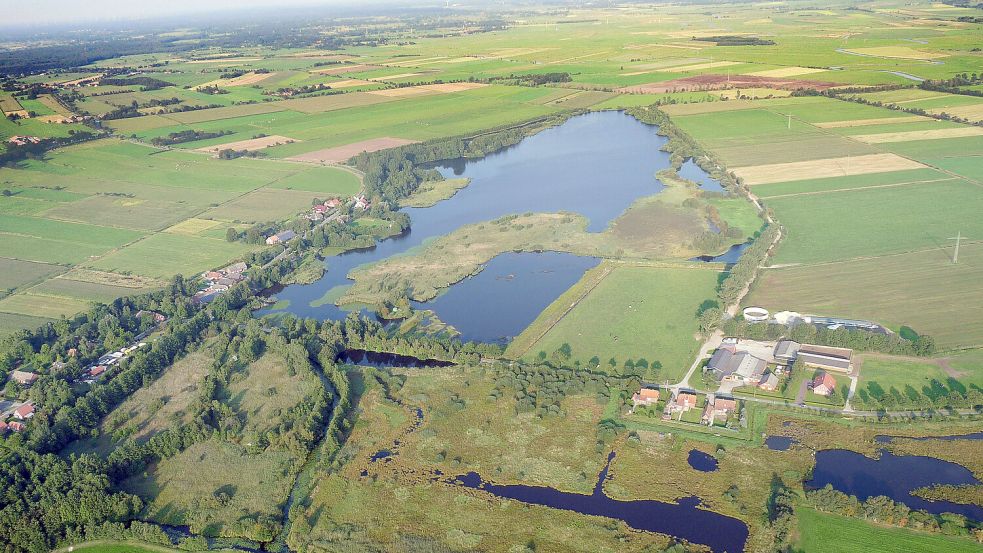 Blick auf Simonswolde und das Sandwater von oben. Blau ist hier nicht nur das Wasser des Sandwaters, sondern auch die Farbe der Stimmenmehrheit in einem Simonswoldmer Wahllokal. Foto: ON-Archiv