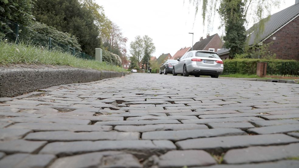 An vielen Stellen ist Sand in die Kanalisation gesickert. In der Fahrbahn sind in der Folge Unebenheiten entstanden. Foto: Romuald Banik
