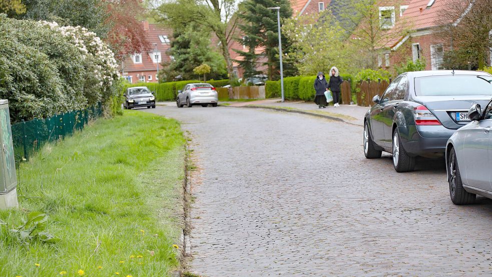 Derzeit gibt es nicht überall in der Glupe einen beidseitigen Gehweg. Autos parken auf der Fahrbahn. Foto: Romuald Banik