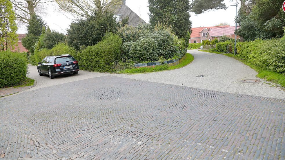 Dieses Auto fährt in den schmalen Abschnitt der Glupe zwischen der hier zu sehenden Einmündung Ukenastraße und der Cirksenastraße ein. Dieser Abschnitt soll einen kleinen Gehweg bekommen. Foto: Romuald Banik
