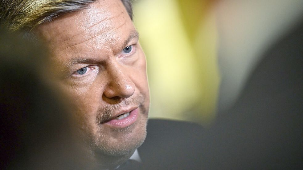 Schwere Zeiten für Robert Habeck: Nach der Wahlschlappe für die Grünen bei der Europawahl tritt der Wirtschaftsminister beim Wirtschaftstag auf. Es wird kein Heimspiel. Foto: Britta Pedersen/dpa