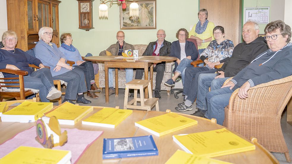 Die Ahnenforschungsgruppe Osteel, die von Renate Odens (Dritte von rechts) und Karin Müller (Vierte von rechts) geleitet wird, trifft sich alle vier Wochen. Foto: Folkert Bents