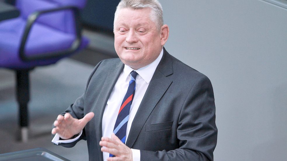Hermann Gröhe im Bundestag. Die schwarz-rot-goldene Fahne gehört für ihn zur EM dazu. Foto: IMAGO/dts Nachrichtenagentur