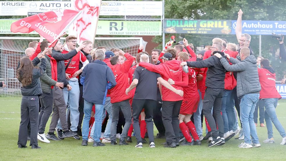 Fortuna Veenhusen feiert den Aufstieg in die Ostfrieslandliga. Foto: Wilfried Gronewold