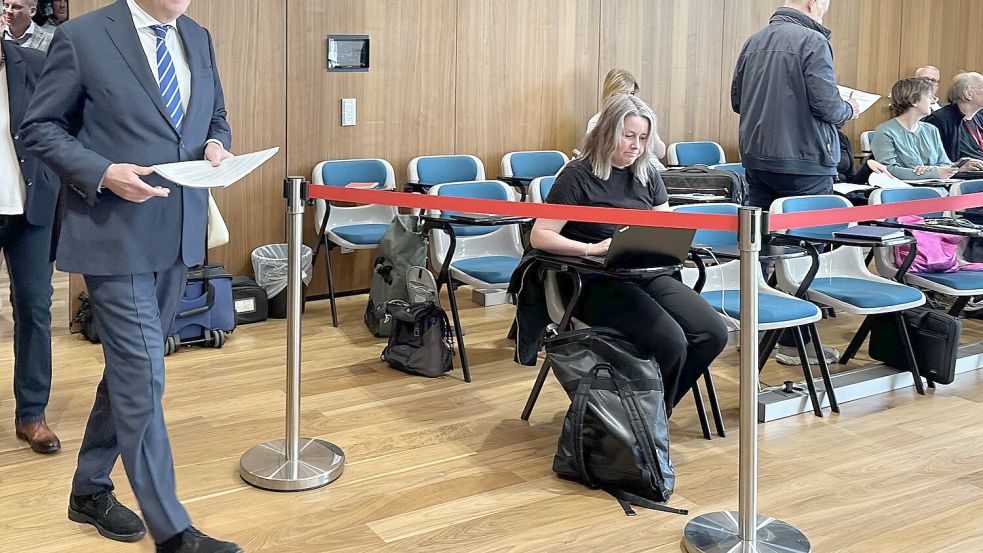 Niedersachsens Ministerpräsident Stephan Weil (SPD) tritt gut gelaunt in den Saal im Landtag von Hannover, in dem ein Untersuchungsausschuss sich mit der Höherbezahlung seiner Büroleiterin befasst. Foto: Lars Laue