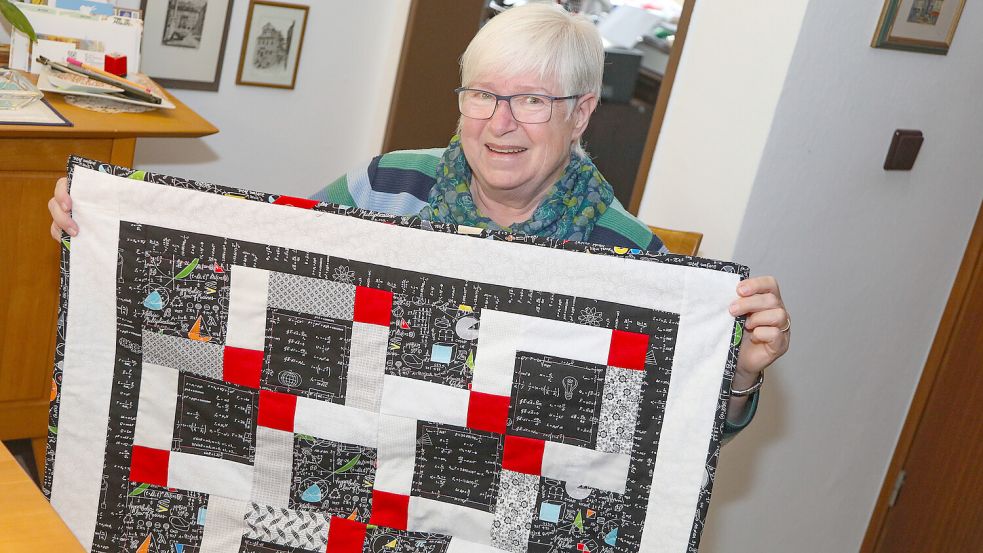 Elfriede Lübbers ist im Vorstand der Patchworkgilde Deutschland und zeigt hier eine Decke zum Thema „Mathematik“. Foto: Romuald Banik
