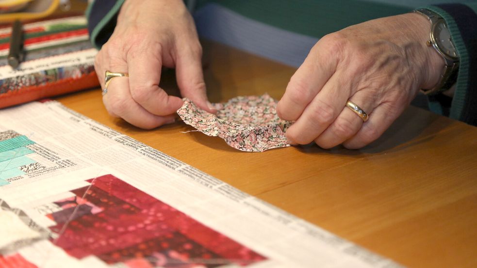 Patchwork funktioniert auch wie das Spiel „Siedler von Catan“. Bunte Sechsecke werden präzise aus Stoffkreisen gefaltet. Die sogenannten Hexis werden dann ebenso präzise zusammengenäht. Foto: Romuald Banik