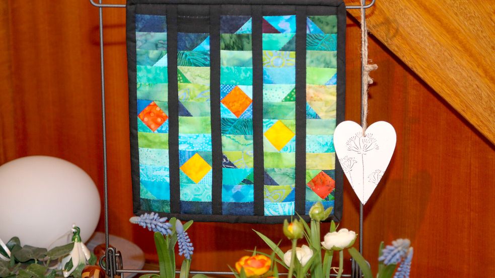 Dies ist ein Wandbehang in Korak-Technik. Elfriede Lübbers hat von der großen Bettdecke bis zur Postkarte schon alles in Patchwork gefertigt. Foto: Romuald Banik