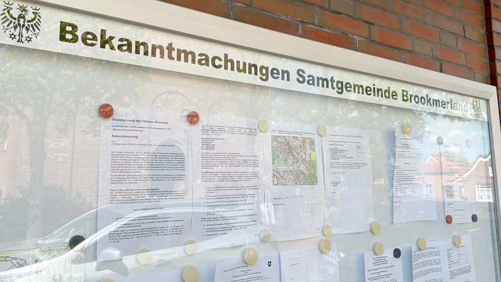Die Planungsunterlagen für die neue Sportstätte (hier im Mai) werden in Kürze erneut im Schaukasten am Marienhafer Rathaus ausgehängt. Foto: Thomas Dirks