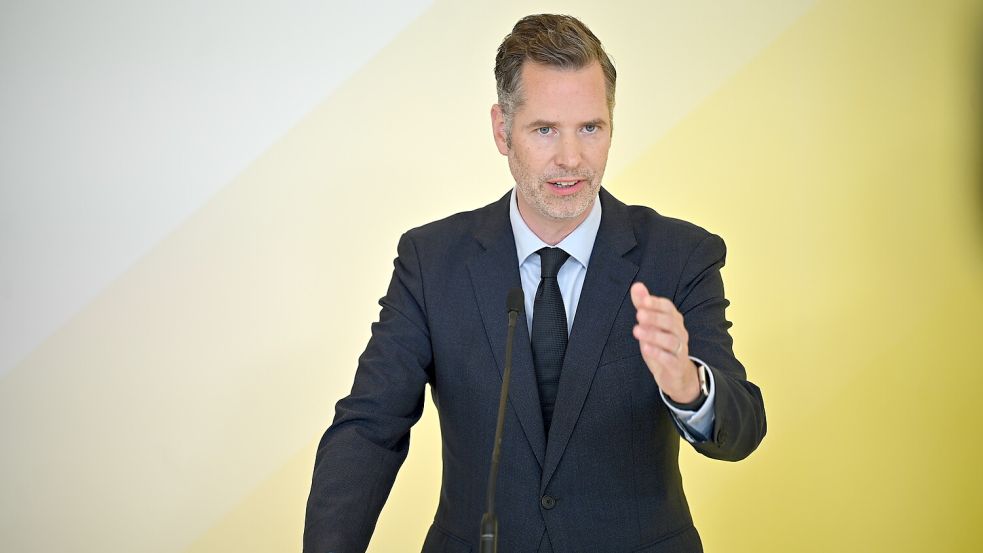 FDP-Fraktionschef Christian Dürr hat die geplanten Kürzungen bei Autobahnen kritisiert. Foto: dpa/Sabina Crisan