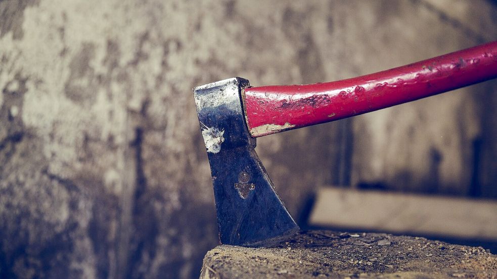 Der Mann war unter anderem mit einem Beil bewaffnet. Symbolfoto: Pixabay