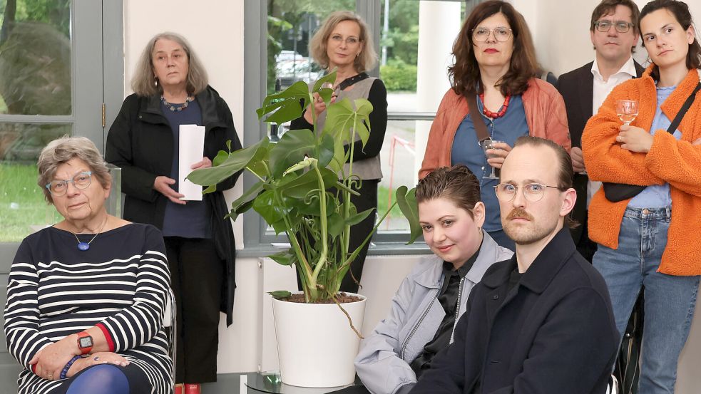 Carmen Schaich und Partner Alexander Föllens (sitzend) hören den Ausführungen von André Kirbach, Vorsitzender des Auricher Kunstvereins, zu. Foto: Helmut Vortanz
