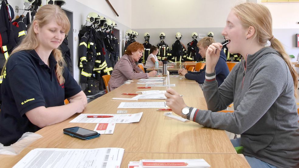 Die junge Frau (rechts) macht es vor: Über schmerzfreie Abstriche der Mundschleimhaut kann man sich als potenzielle Stammzellenspender typisieren lassen. Das Bild entstand bei einer Typisierungsaktion der Feuerwehr Dornum im August 2023. Foto: Thomas Dirks