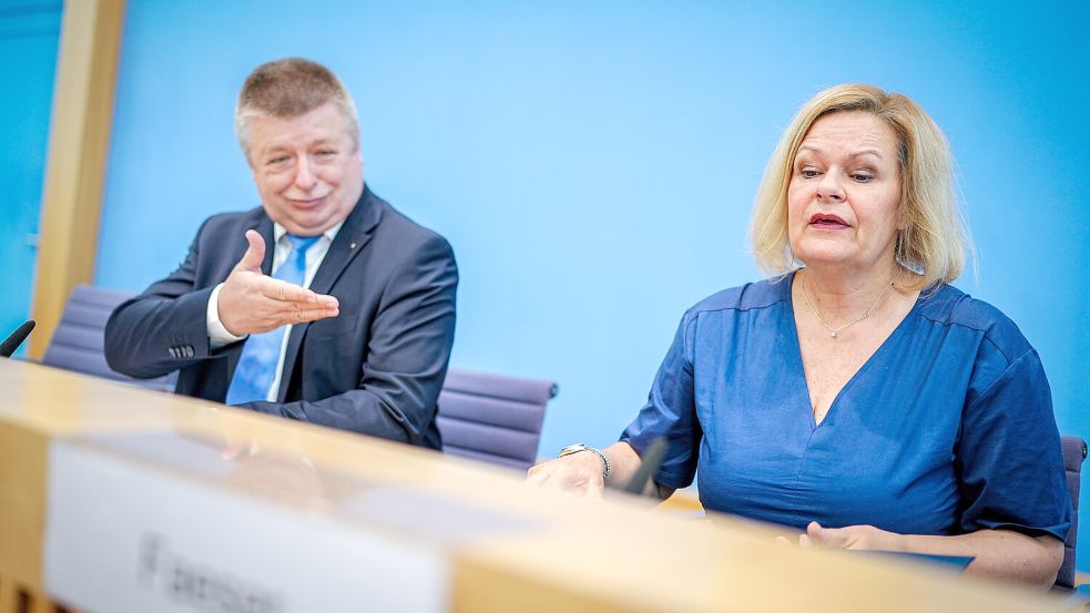 Die Ministerin hat das Wort: Nancy Faeser und Verfassungschutzchef Thomas Haldenwang. Foto: dpa