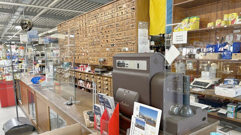 Die alte Registrierkasse und der Schraubenschrank von 1935 sind über die Jahre zum Markenzeichen von Popken geworden. Besitzer Dirk Bünting und seine Mitarbeiter wollten nicht mit auf das Foto. Foto: Rebecca Kresse