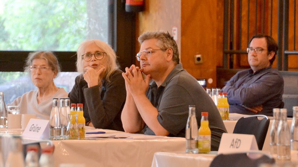 Auf Abstand: In der Kreistagssitzung saß Kay Bents (hinten) schon nicht mehr bei seinen ehemaligen Grünen-Fraktionskollegen (von links) Regina Stegemann, Gila Altmann und Gunnar Ott.Foto: Aiko Recke