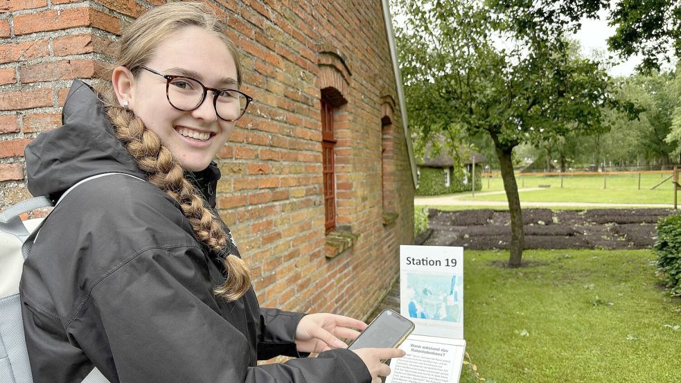 ON-Praktikantin Leni Neumann testet den neuen Audioguide im Moormuseum in Moordorf. Foto: Holger Janssen