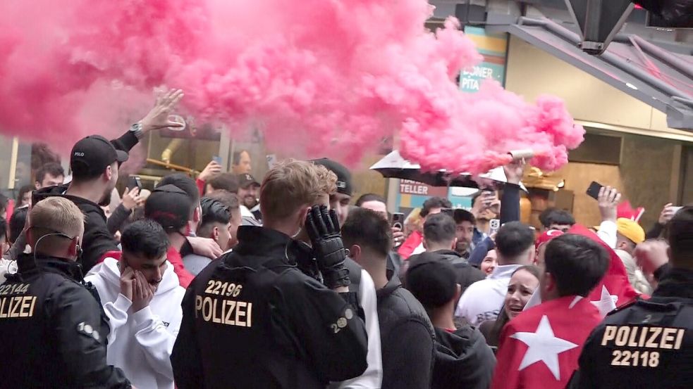 Fans der türkischen Fußball-Nationalmannschaft feierten in Bremen deren Sieg im EM-Spiel über Georgien. Foto: Nord-West-Media-TV