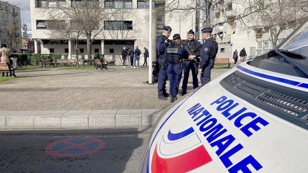 Wegen wachsender Judenfeindlichkeit stehen immer mehr jüdische Institutionen unter Polizeischutz. Doch im Einzelfall kann auch das keine Gewalttat verhindern, wie der brutale Fall einer Gruppenvergewaltigung zeigt. Foto: dpa/AFP/Clotilde Gourlet