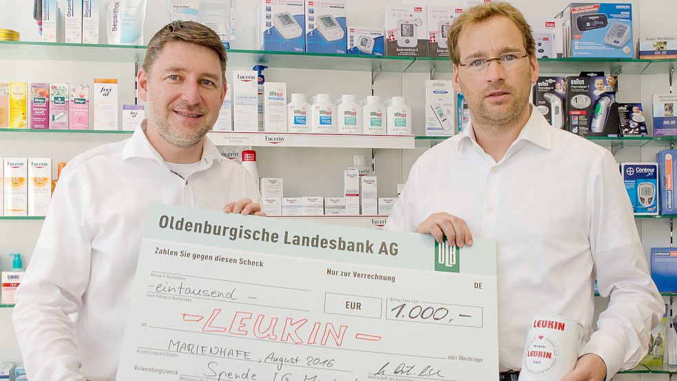 Ernst Moltz (links), der hier 2016 eine 1000-Euro-Spende der Marienhafer Kaufleute für den Verein Leukin an Leukin-Vertreter Michael Dirksen-Müller überreicht, ist an Leukämie erkrankt. Dirksen-Müller und viele andere versuchen, ihm zu helfen. Foto: Folkert Bents