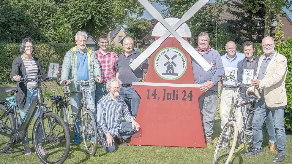 Zum Organisationsteam gehören: Tanja Luitjens (von link), Gundolf Scheweling, Wifried de Vries (knieend), Hans-Werner Janßen, Gerke Hugen, Karl Constant, Werner Arendt, Simon Wilms und Albert Janssen. Foto: Folkert Bents