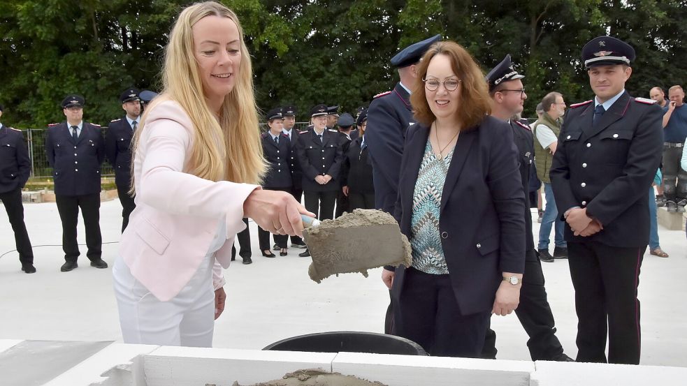 Auch die Bürgermeisterinnen der Gemeinden Osteel und Leezdorf, Ida Bienhoff-Topp (links) und Gisela Riesebeck (rechts), griffen beherzt zur Kelle. Foto: Thomas Dirks