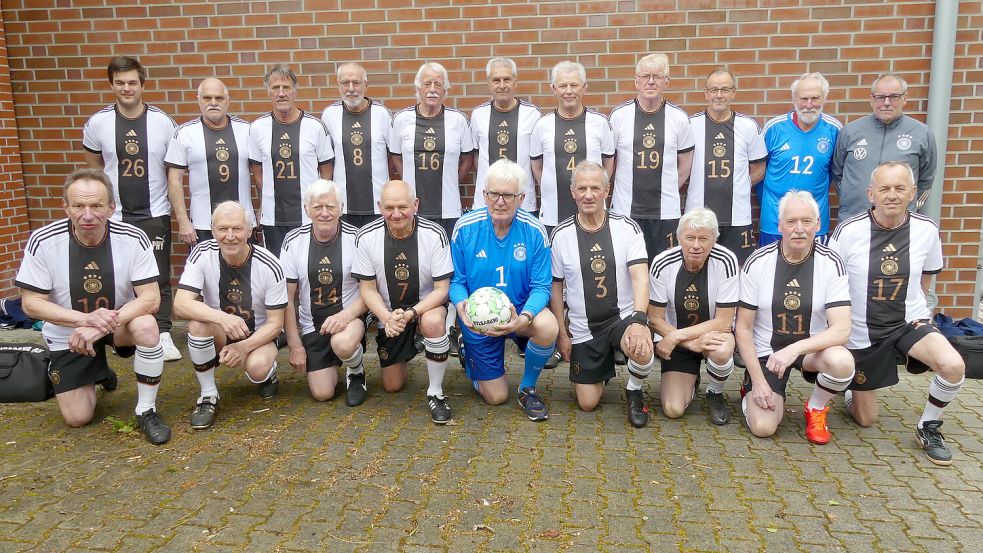Der Kader der U70 ist mit 22 Spielern besetzt. Zwei sind bei der WM zum Zuschauen verdammt. Die Fußballer haben einiges vor in Wales. Sie wollen das Halbfinale erreichen. Ein hohes Ziel, wartet doch starke Konkurrenz mit Mannschaften aus den USA, England oder Wales auf die deutsche Elf. Fotos: privat