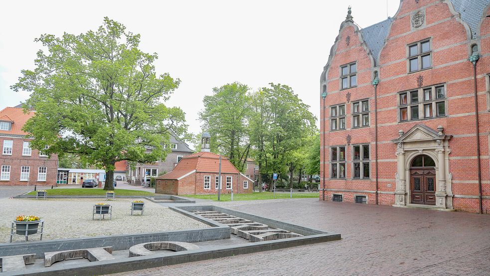 Das stilisierte Hafenbecken vor der Ostfriesischen Landschaft soll nun umgestaltet werden. Foto: Romuald Banik