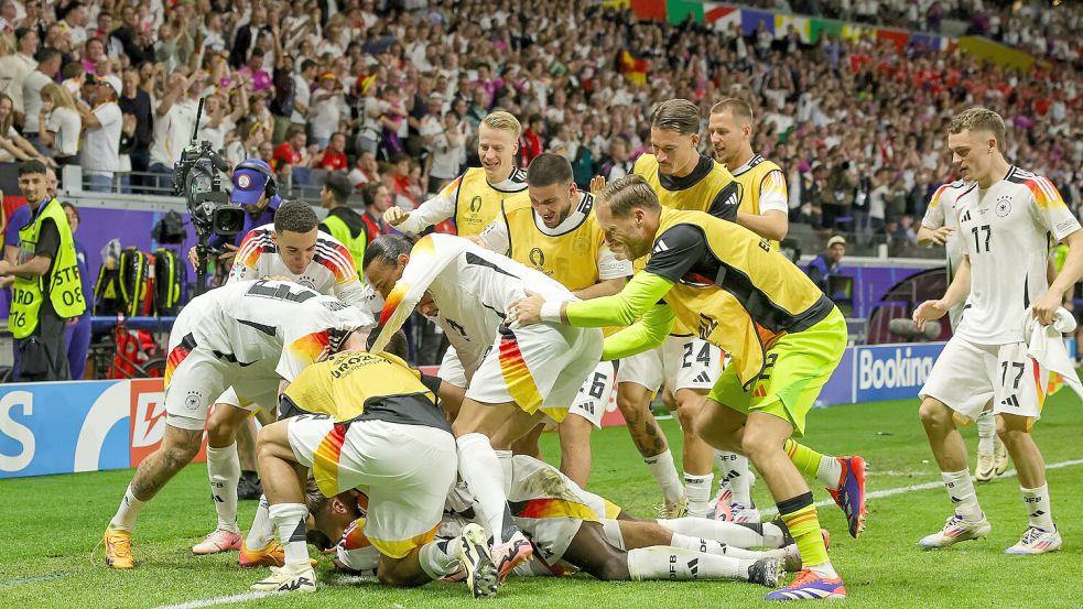 Das gesamte Team jubelt nach dem Ausgleich von Niclas Füllkrug gegen die Schweiz. Foto: dpa/Christian Charisius