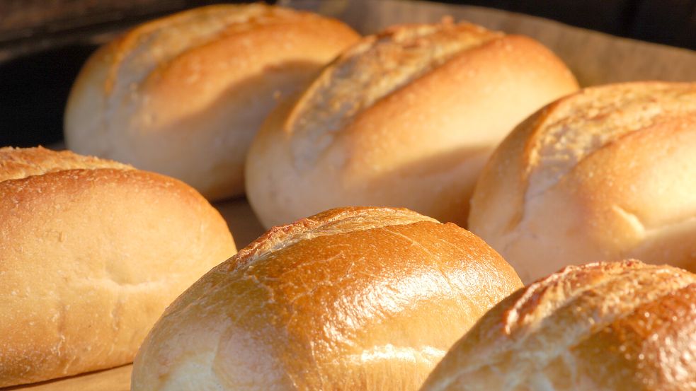 Nicht zu hell und nicht zu dunkel: Mit der richtigen Bräune schmecken Aufbackbrötchen am aromatischsten. Foto: Colourbox.de