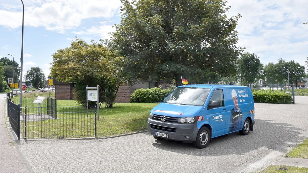Ein Fahrzeug der EWE-Netz verlässt das Gelände der verkauften Betriebsstätte an der Osterupganter Straße in Marienhafe. Foto: Thomas Dirks