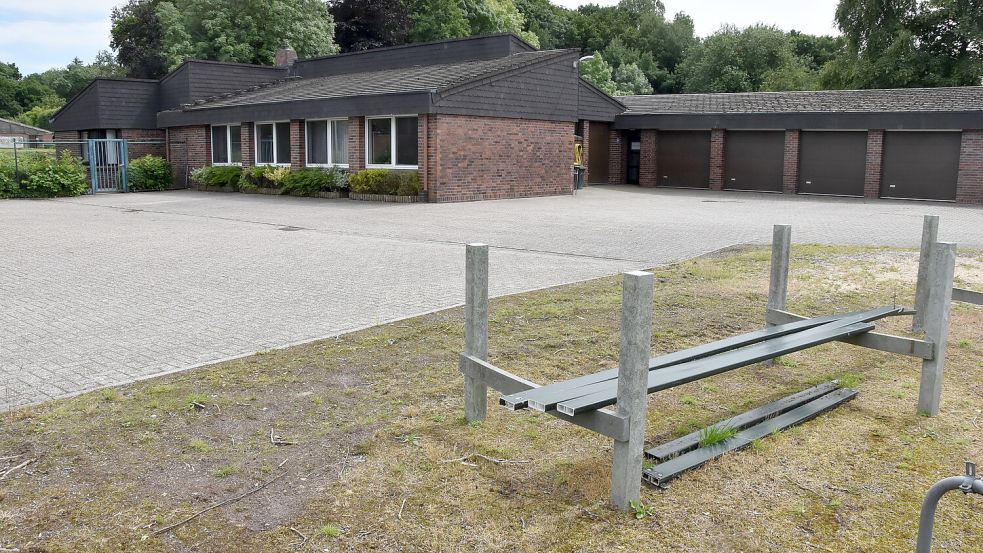 Zur Marienhafer EWE-Betriebsstätte gehören Garagen, Lager- und Parkplätze. Foto: Thomas Dirks