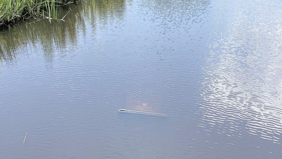 Fast völlig unter Wasser – eine weitere Abfalltonne trieb auch an diesem Montag noch im Kanal. Foto: Privat